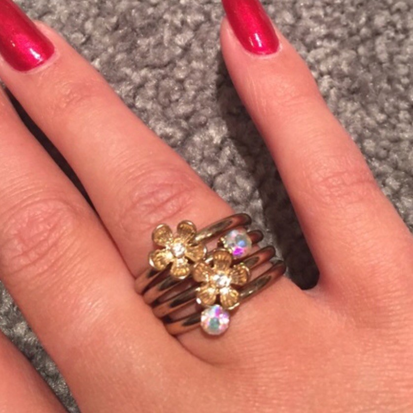Layered Set Of 4 Rhinestone And Flower Stackable Rings 15$